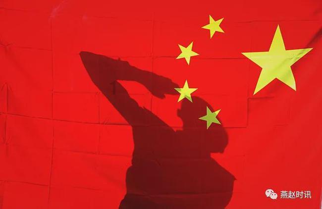 转了4圈,从最左侧车道翻到应急车道,司机逃过一劫