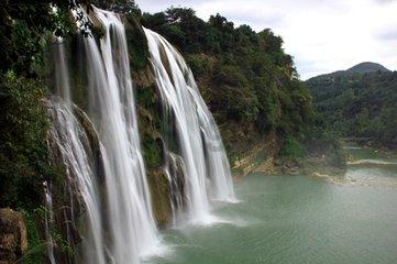 母子齐上阵为河南文旅助力!7岁男孩扮财神为游客送冰糖雪梨水,让大家感受河南的热情!